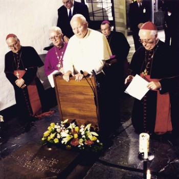 Papst Johannes Paul II in der St. Hedwig Kathedrale in Berlin zur Seligsprechnung von Bernhard Lichtenberg